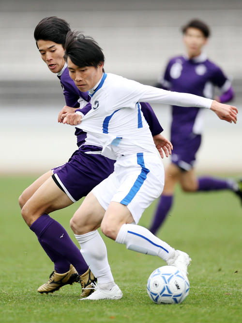 明大対桐蔭横浜大　前半、ボールをキープする桐蔭横浜大MF鳥海（手前）。後方は明大FW佐藤凌（撮影・狩俣裕三）
