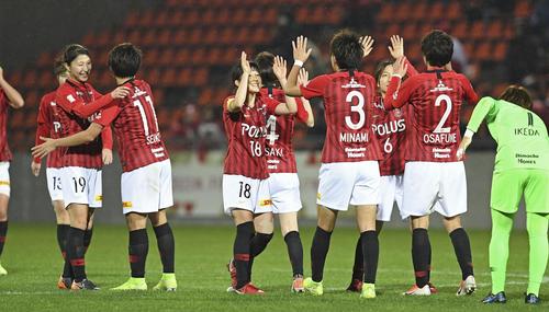 INAC神戸を破り決勝進出を決め、喜ぶ浦和イレブン（共同）