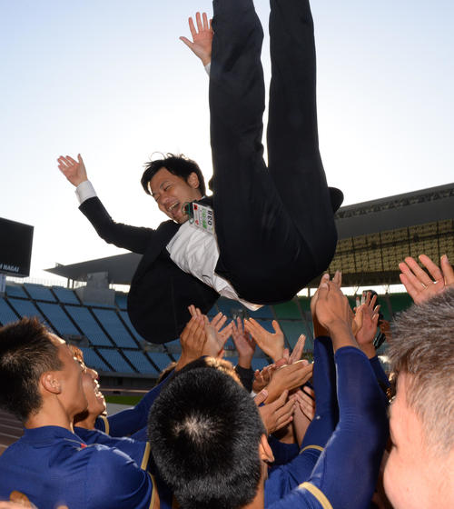 11月16日、初優勝し、イレブンから胴上げされる興国・内野監督