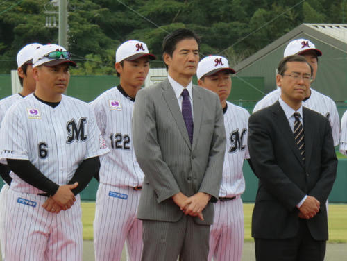 18年、秋季キャンプ歓迎セレモニーに臨むロッテ山室球団社長（中央）