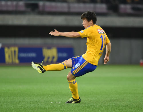 FKで得点を奪う仙台MF梁勇基（15年撮影）