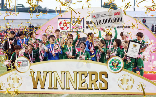 優勝し、表彰式で皇后杯を掲げ喜ぶFW田中（前列中央）ら日テレの選手たち（撮影・狩俣裕三）