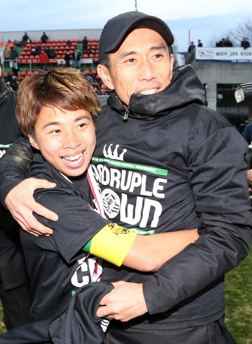 日テレ対浦和　優勝し、永田監督（右）と抱き合い喜ぶFW田中（撮影・狩俣裕三）