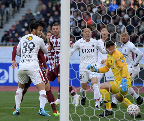 神戸対鹿島　前半、鹿島GKクォン・スンテ（右）が弾いたボールが鹿島DFにぶつかりオウンゴールで神戸が先制する（撮影・横山健太）