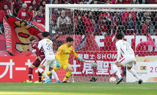 神戸対鹿島　前半、神戸FWルーカス・ポドルスキのシュートから相手のオウンゴールで神戸が先制する（撮影・垰建太）
