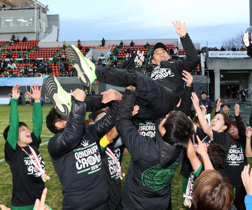 日テレ対浦和　優勝し、胴上げされる日テレ永田監督（撮影・狩俣裕三）