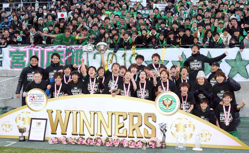 日テレ対浦和　優勝し、サポーターと喜びを分かち合う日テレの選手たち（撮影・狩俣裕三）