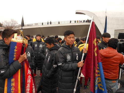 開会式の入場行進を待つ興国MF田路耀介主将（中央）ら