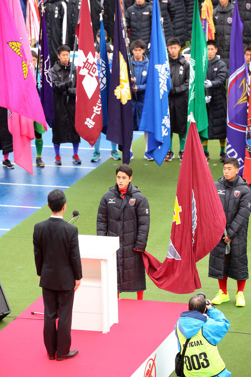 全国高校サッカー選手権開会式で選手宣誓する日章学園・阿部（撮影・垰建太）