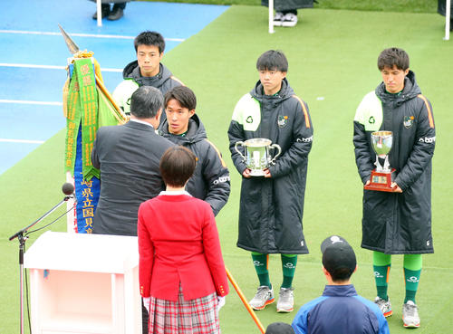 全国高校サッカー選手権開会式で優勝旗とトロフィーを返還する青森山田の選手たち（撮影・垰建太）