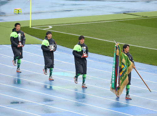 全国高校サッカー選手権開会式で入場する青森山田イレブン（撮影・垰建太）