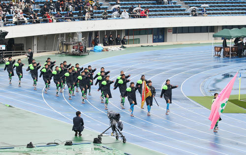 全国高校サッカー選手権開会式で入場する青森山田イレブン（撮影・垰建太）