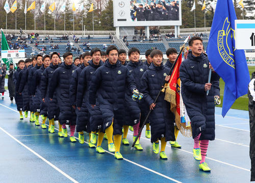 入場行進をする仙台育英の選手たち