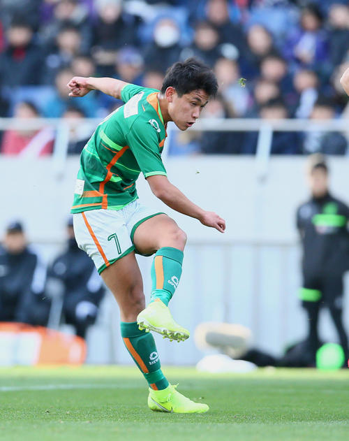 青森山田対名古屋U－18　後半、ゴールを決める青森山田MF松木（2019年12月15日撮影）