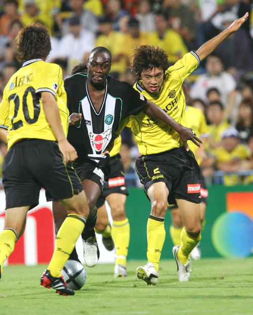 神戸時代のFWエムボマ（中央）（2004年8月21日撮影）