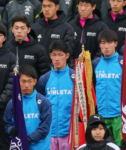 全国高校サッカー選手権開会式で整列する帝京長岡・谷内田（手前）らイレブン（撮影・垰建太）