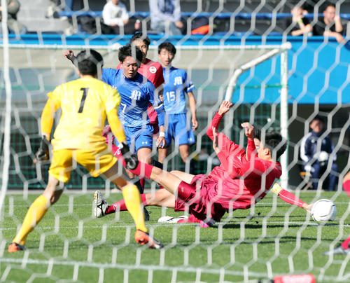 明秀学園日立対高知　前半、サイドから切り込みゴールをアシストする明秀学園日立FW長谷川涼（中央）（撮影・垰建太）