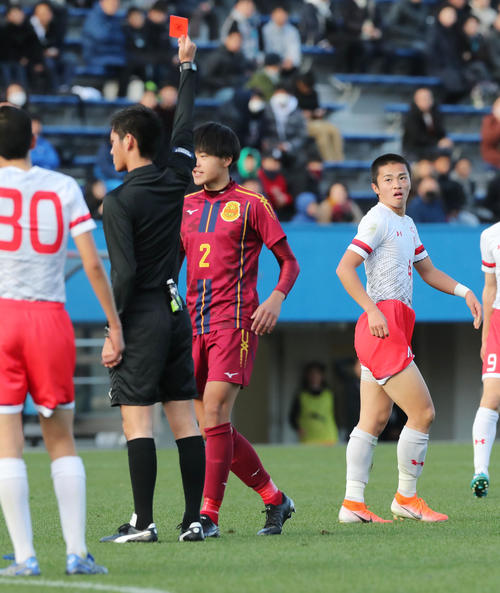 神戸弘陵対秋田商　後半、神戸弘陵FW松野をファウルで止めた秋田商DF田近はレッドカードを提示される（撮影・垰建太）