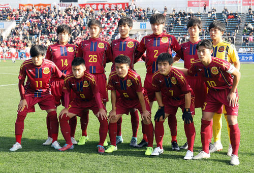 神戸弘陵対秋田商　試合前、記念写真に納まる神戸弘陵の選手たち（撮影・垰建太）