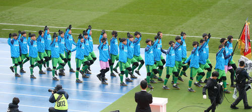 全国高校サッカー選手権開会式で入場行進する帝京長岡イレブン（2019年12月30日撮影）