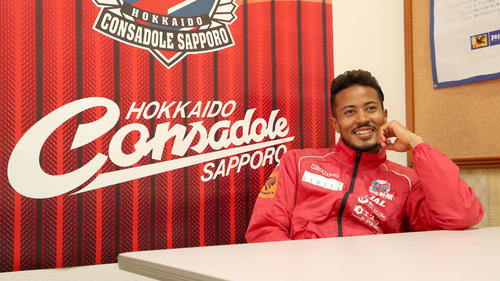 笑顔でインタビューに応じる札幌FW鈴木（撮影・佐藤翔太）