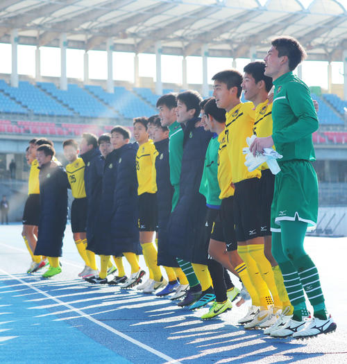 五條にPK戦で勝利し応援席に向かって歓喜する殊勲のGK佐藤文（手前）ら仙台育英の選手たち（撮影・河田真司）