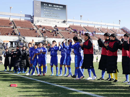 筑陽学園対愛工大名電　1－0で勝利し、スタンドに拍手する筑陽学園イレブン（撮影・浅見桂子）