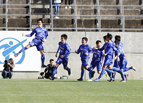 愛工大名電対筑陽学園　前半、先制ゴールを決めて大ジャンプで喜ぶ筑陽学園FW岩崎（左）（撮影・浅見桂子）