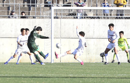 専大北上対龍谷　前半、先制ゴールを決める専大北上MF菊地（左から2人目）（撮影・浅見桂子）