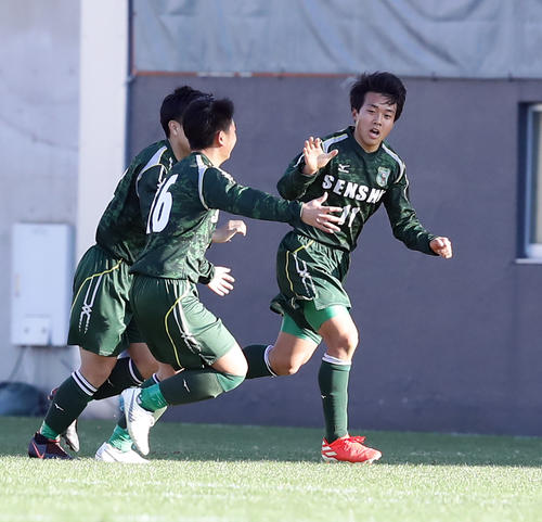 専大北上対龍谷　前半、チーム3点目のゴールを決めイレブンと喜び合う専大北上MF阿部耀（右）（撮影・浅見桂子）