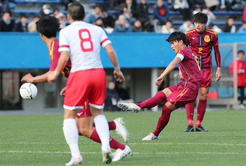 神戸弘陵対秋田商　後半、同点となる直接フリーキックを決める神戸弘陵MF沖野（右）（撮影・垰建太）