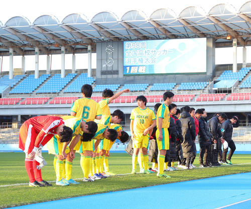 北海対高川学園　高川学園に敗れ肩を落とし応援席にあいさつをする北海の選手たち（撮影・河田真司）