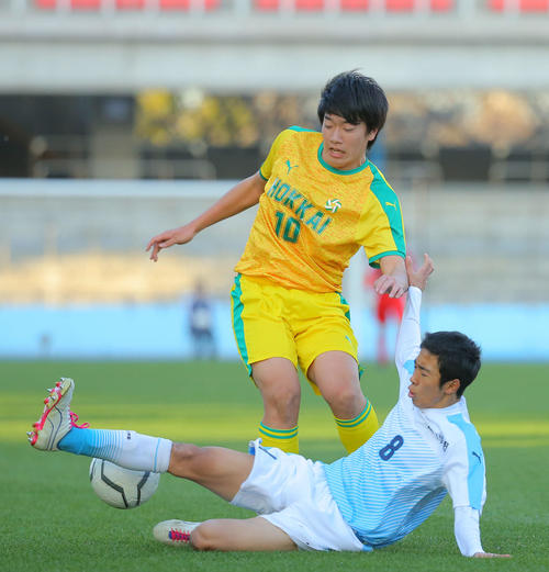 北海対高川学園　後半、競り合う北海MF杉山（上）と高川学園DF好村（撮影・河田真司）