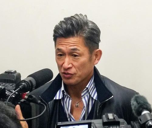 観戦後に報道陣の取材に応じる横浜FCのFWカズ（撮影・古地真隆）