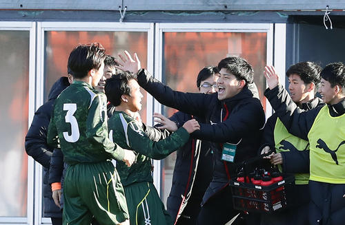 前半、チーム3点目のゴールを決めベンチに飛び込む専大北上MF阿部耀（左から2人目）（撮影・浅見桂子）