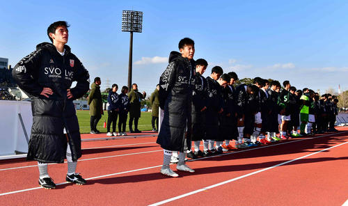 矢板中央対大分　PK戦で1回戦負けを喫し応援席にあいさつする大分イレブン（撮影・小沢裕）