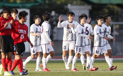 帝京大可児に勝利し喜ぶ大手前高松イレブン（共同）