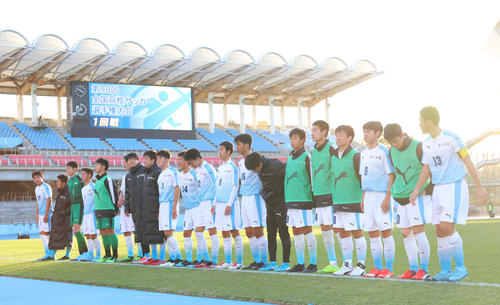 北海対高川学園　北海に勝利し応援席にあいさつをする高川学園の選手たち（撮影・河田真司）