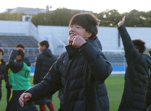 神戸弘陵対秋田商　秋田商に勝ちスタンドの応援団にガッツポーズする神戸弘陵DF田平（撮影・垰建太）