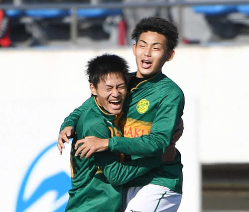 前半、直接FKを決め喜ぶ静岡学園MF井堀（右）（撮影・鈴木みどり）