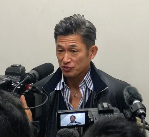 母校・静岡学園の初戦を観戦後、報道陣の取材に応じたカズ