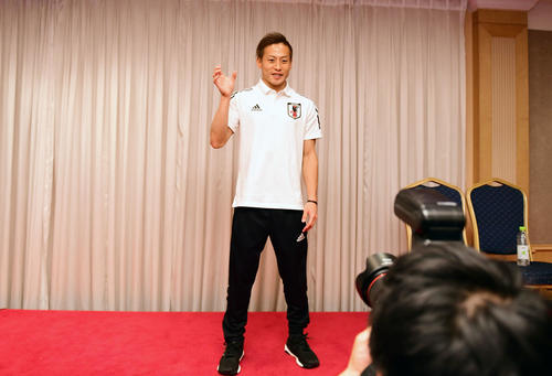 MVP受賞時に、遠征先の釜山でトロフィーを掲げるポーズをする横浜FW仲川（2019年12月8日）