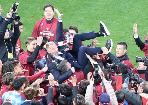 神戸対鹿島　優勝し胴上げされる神戸フィンク監督（撮影・河野匠）