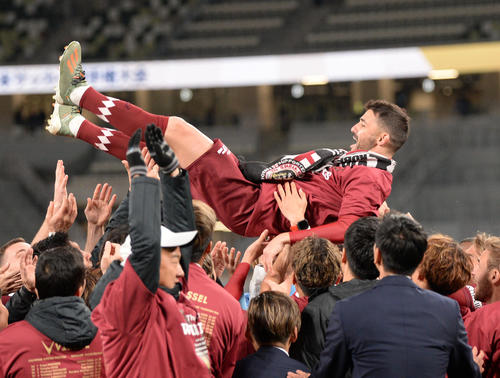 神戸対鹿島　チームメートに胴上げされる神戸FWビジャ（撮影・横山健太）