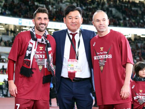 神戸対鹿島　優勝を決め記念写真に納まる神戸FWビジャ（左）、三木谷会長（中央）、MFイニエスタ（撮影・垰建太）