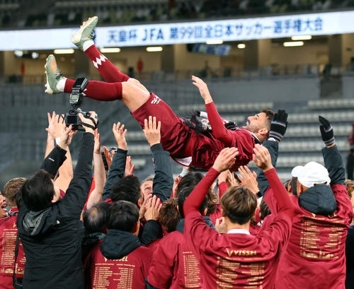 神戸対鹿島　優勝を決め胴上げされる神戸FWビジャ（撮影・垰建太）