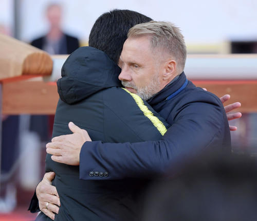 神戸対鹿島　試合前、鹿島の大岩監督（左）と抱き合う神戸フィンク監督（撮影・横山健太）