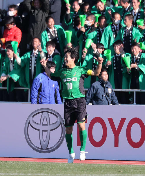昌平対興国　後半、ゴールを決め喜ぶ昌平MF須藤（撮影・鈴木正人）