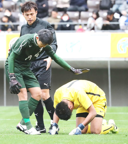日章学園対市立船橋　PK戦で敗れた市立船橋GK金子（右）に声をかける日章学園GK清原（左）（撮影・丹羽敏通）
