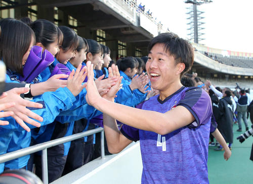 富山第一対神村学園　試合に勝利し応援団と喜ぶ富山第一DF丸山（撮影・鈴木正人）